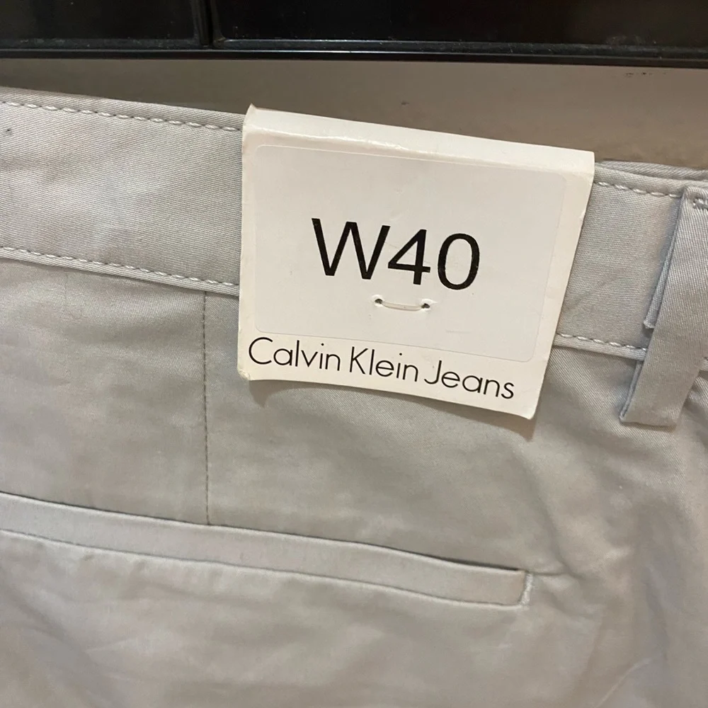 Calvin Klein Jeans Men's Light Gray Flat Front Casual Shorts - 40 - NWOT